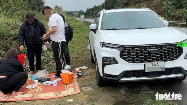 Dừng xe trên cao tốc 2 làn rồi trải chiếu bên lề đường ăn uống