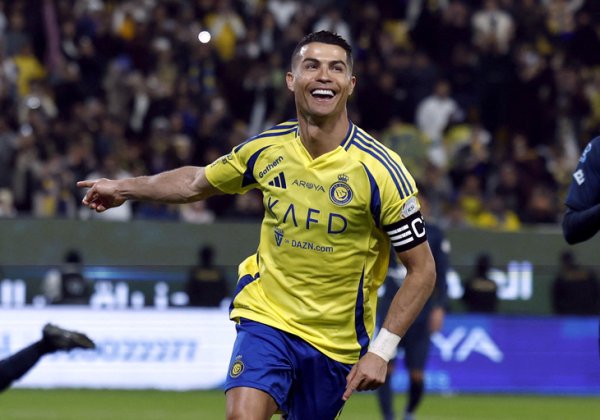 Ronaldo lại ghi bàn và kiến tạo trong chiến thắng của Al Nassr, gần chạm mốc 1.000 bàn thắng